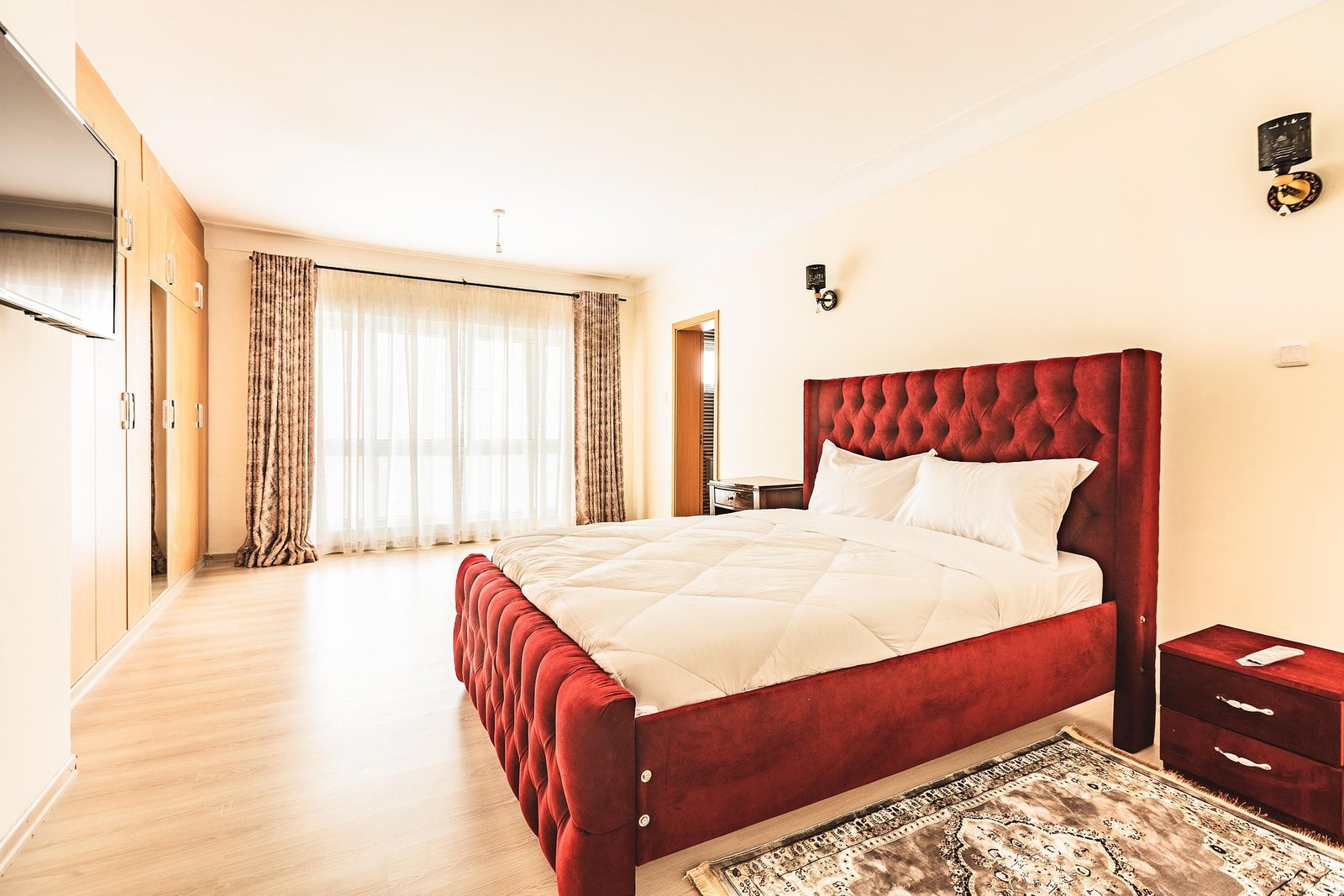 Un dormitorio tranquilo con una cama bien tendida